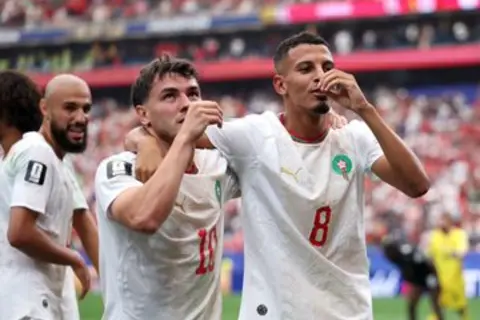 "الأسود" يواصلون كتابة التاريخ.. تعليق الصحف المغربية على التأهل لربع نهائي كأس العالم